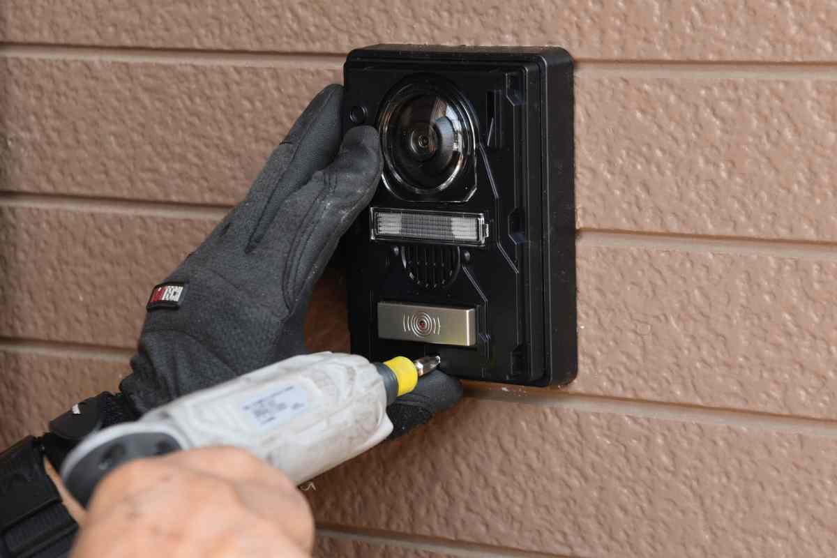 Osserva il citofono, se noti queste lettere sei nei guai, tutti i dettagli