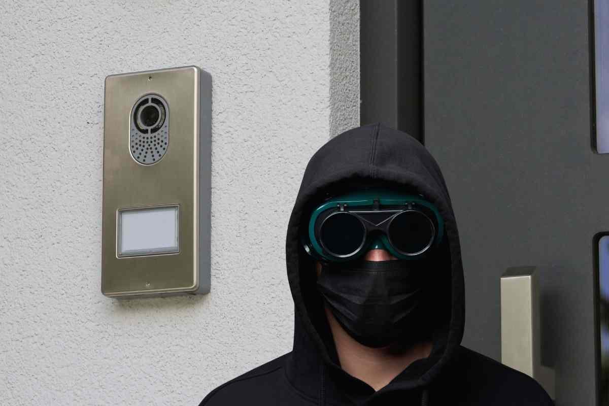 Osserva il citofono, se noti queste lettere sei nei guai