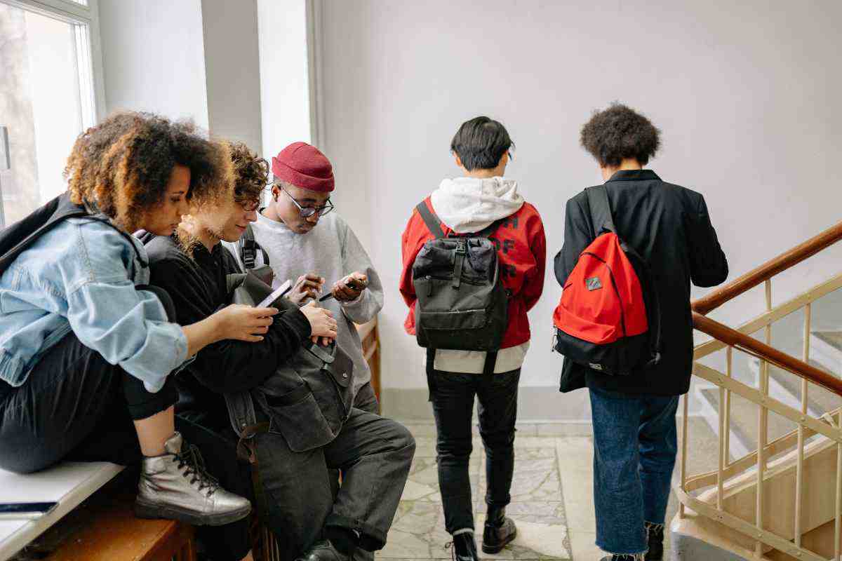 Intervento per fermare rissa tra studenti finisce male, i dettagli